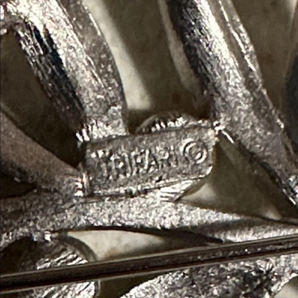 Vintage Crown Trifari Silver tone Leaf Brooch with faux Pearls (805)